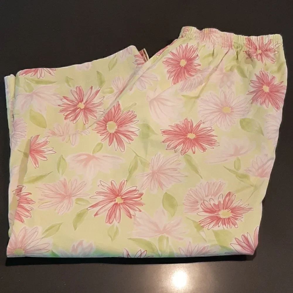 Alfred Dunner Light Green with Pink Floral Print Capris with Pockets